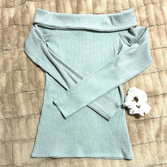 NWOT ABERCROMBIE & FITCH OFF THE SHOULDER TOP - Picture 2 of 3